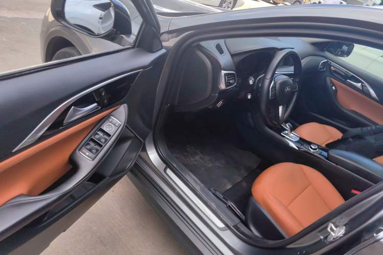 Used Infiniti QX30 2017 1.6T Two-Wheel-Drive Sport Edition Interior 3