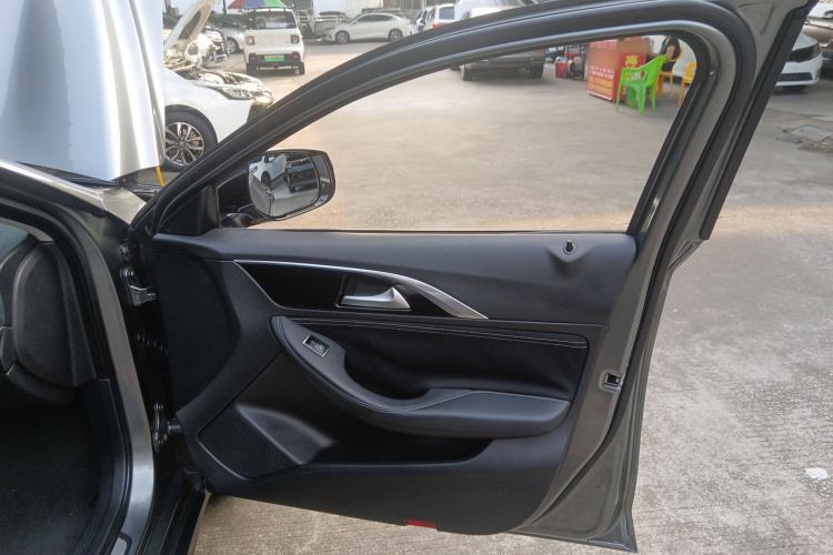Used Infiniti QX30 2017 1.6T Two-Wheel-Drive Sport Edition Interior 5