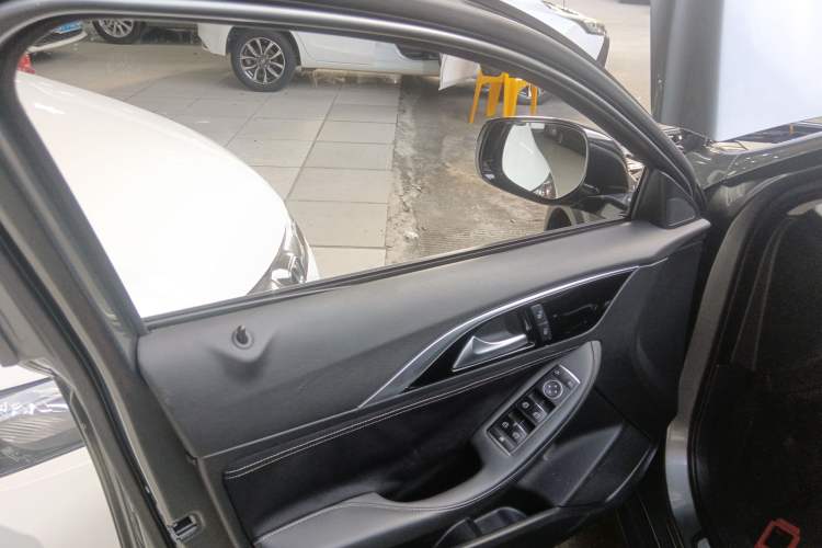 Used Infiniti QX30 2017 1.6T Two-Wheel-Drive Sport Edition Interior 7