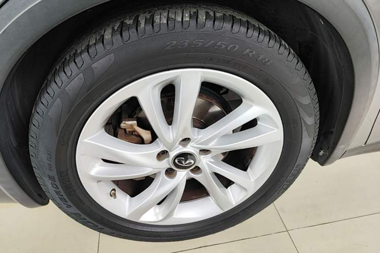 Used Infiniti QX30 2017 1.6T Two-Wheel-Drive Sport Edition Left Front Wheel Hub