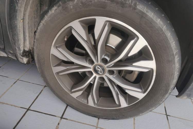 Used Infiniti QX30 2017 2.0T Four-Wheel Drive Sport Edition Right Front Wheel Hub