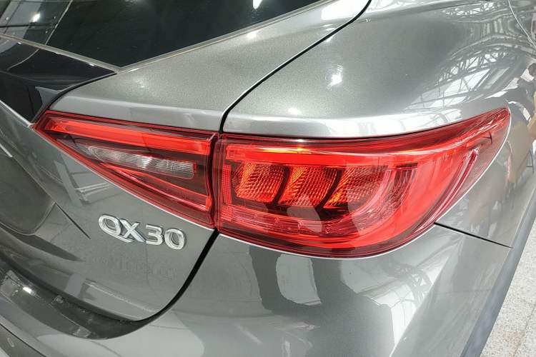 Used Infiniti QX30 2017 2.0T Four-Wheel Drive Fashion Edition Right Rear Taillight