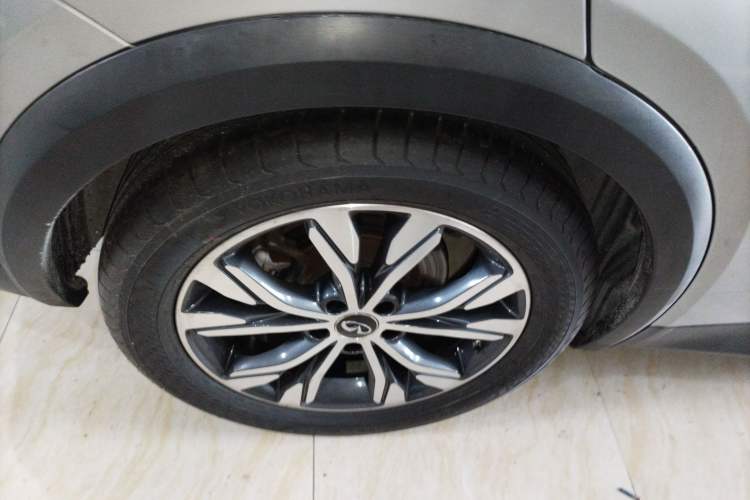 Used Infiniti QX30 2017 1.6T Two-Wheel-Drive Sport Edition Right Rear Wheel Hub
