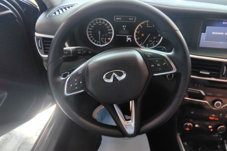 Used Infiniti QX30 2017 1.6T Two-Wheel-Drive Sport Edition Steering Wheel