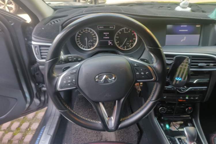Used Infiniti QX30 2017 1.6T Two-Wheel-Drive Sport Edition Steering Wheel