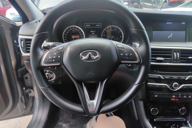 Used Infiniti QX30 2017 1.6T Two-Wheel-Drive Sport Edition Steering Wheel