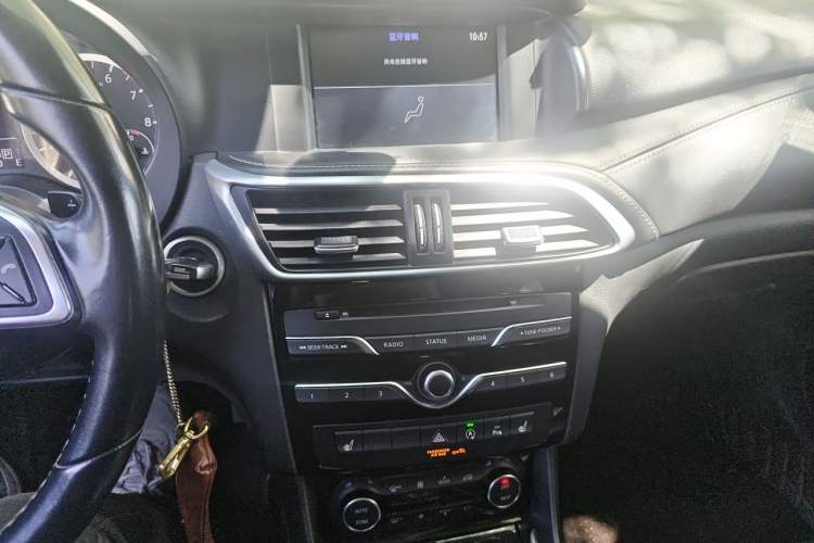 Used Infiniti QX30 2017 1.6T Two-Wheel-Drive Sport Edition Audio And AC Panel