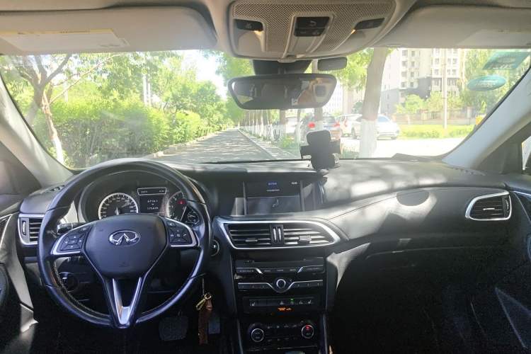 Used Infiniti QX30 2017 1.6T Two-Wheel-Drive Sport Edition Center Console