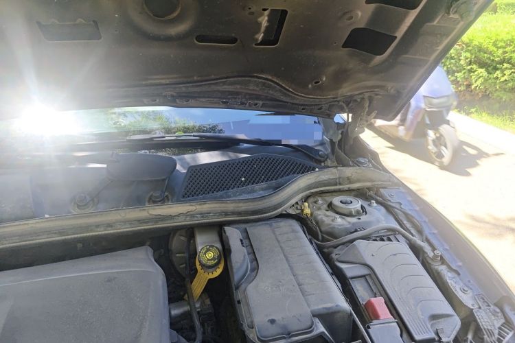 Used Infiniti QX30 2017 1.6T Two-Wheel-Drive Sport Edition Engine Bay Left