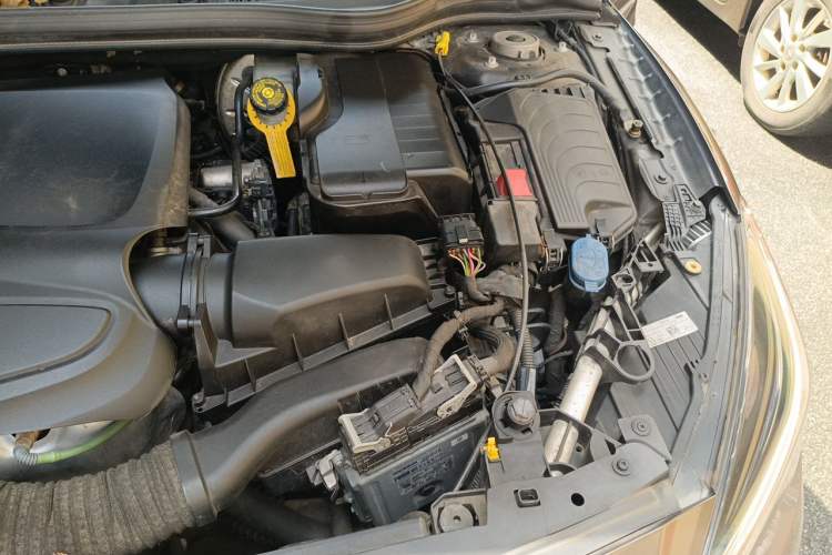 Used Infiniti QX30 2017 1.6T Two-Wheel-Drive Sport Edition Engine Bay Left