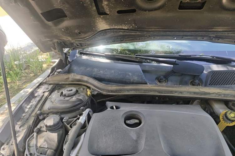 Used Infiniti QX30 2017 1.6T Two-Wheel-Drive Sport Edition Engine Bay Right