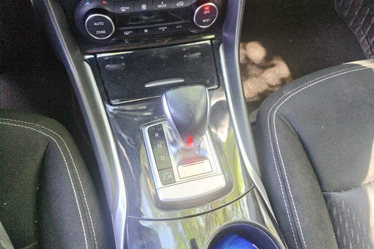 Used Infiniti QX30 2017 1.6T Two-Wheel-Drive Sport Edition Gear Lever