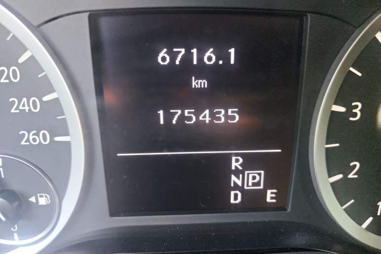 Used Infiniti QX30 2017 1.6T Two-Wheel-Drive Sport Edition Odometer Close Up