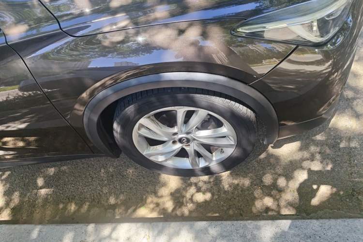Used Infiniti QX30 2017 1.6T Two-Wheel-Drive Sport Edition Right Front Wheel Hub