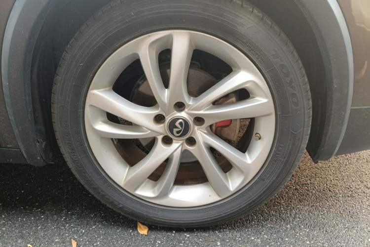 Used Infiniti QX30 2017 1.6T Two-Wheel-Drive Sport Edition Right Front Wheel Hub