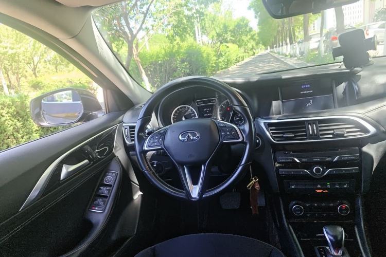 Used Infiniti QX30 2017 1.6T Two-Wheel-Drive Sport Edition Steering Wheel