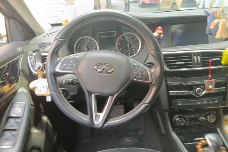 Used Infiniti QX30 2017 1.6T Two-Wheel-Drive Sport Edition Steering Wheel