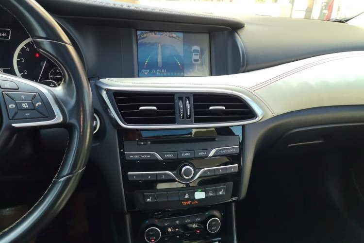 Used Infiniti QX30 2017 1.6T Two-Wheel-Drive Sport Edition Audio And AC Panel