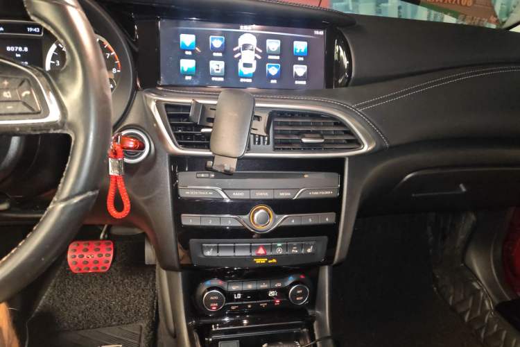 Used Infiniti QX30 2017 1.6T Two-Wheel-Drive Sport Edition Audio And AC Panel