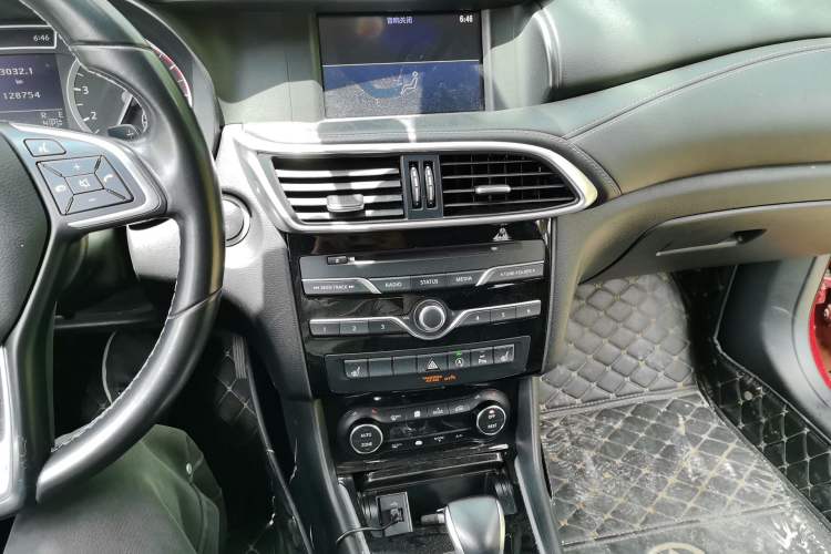Used Infiniti QX30 2017 2.0T Four-Wheel Drive Sport Edition Audio And AC Panel