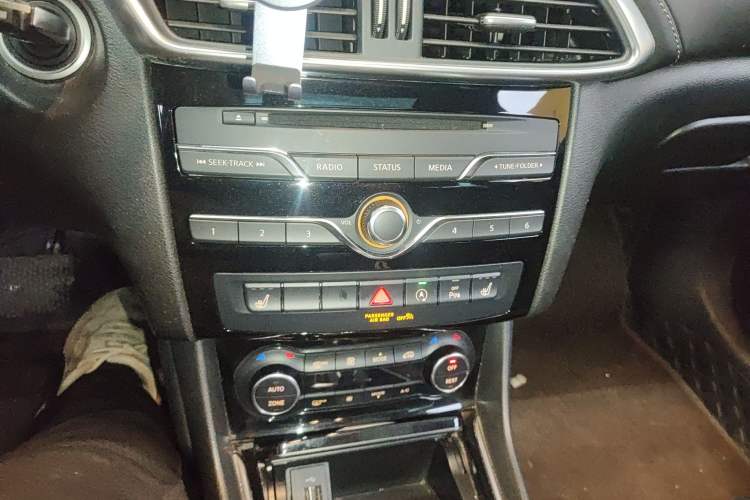 Used Infiniti QX30 2017 1.6T Two-Wheel-Drive Sport Edition Audio And AC Panel