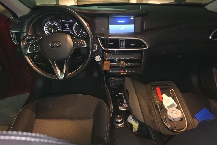 Used Infiniti QX30 2017 1.6T Two-Wheel Drive Fashion Edition Center Console