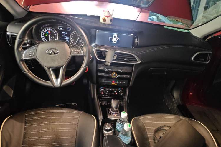 Used Infiniti QX30 2017 1.6T Two-Wheel-Drive Sport Edition Center Console