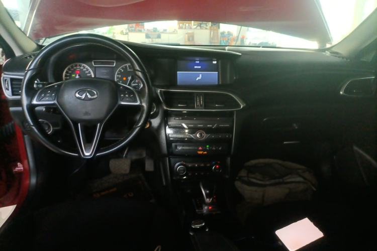 Used Infiniti QX30 2017 1.6T Two-Wheel-Drive Sport Edition Center Console