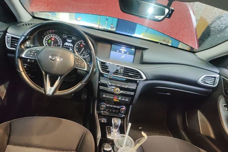 Used Infiniti QX30 2017 1.6T Two-Wheel-Drive Sport Edition Center Console