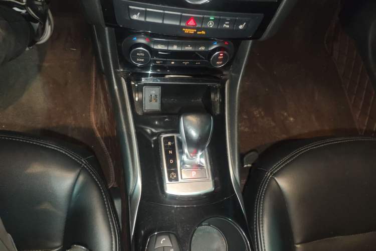 Used Infiniti QX30 2017 1.6T Two-Wheel-Drive Sport Edition Gear Lever