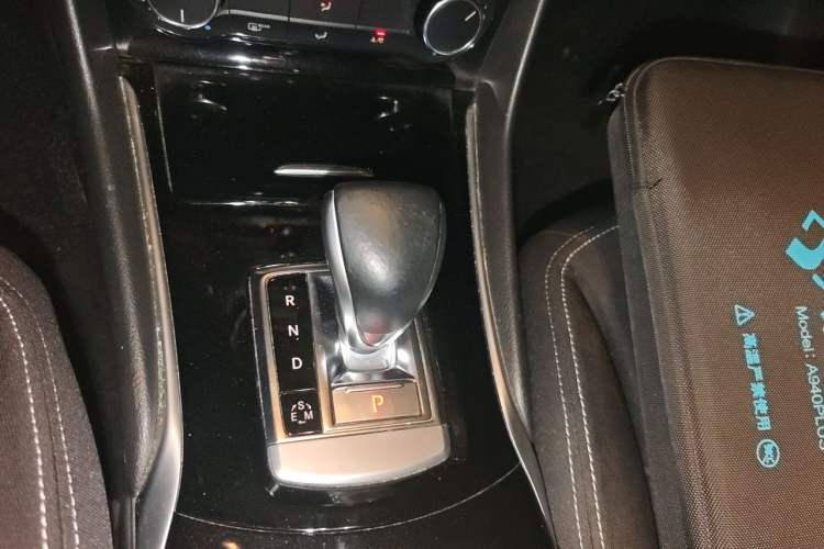 Used Infiniti QX30 2017 1.6T Two-Wheel Drive Fashion Edition Gear Lever