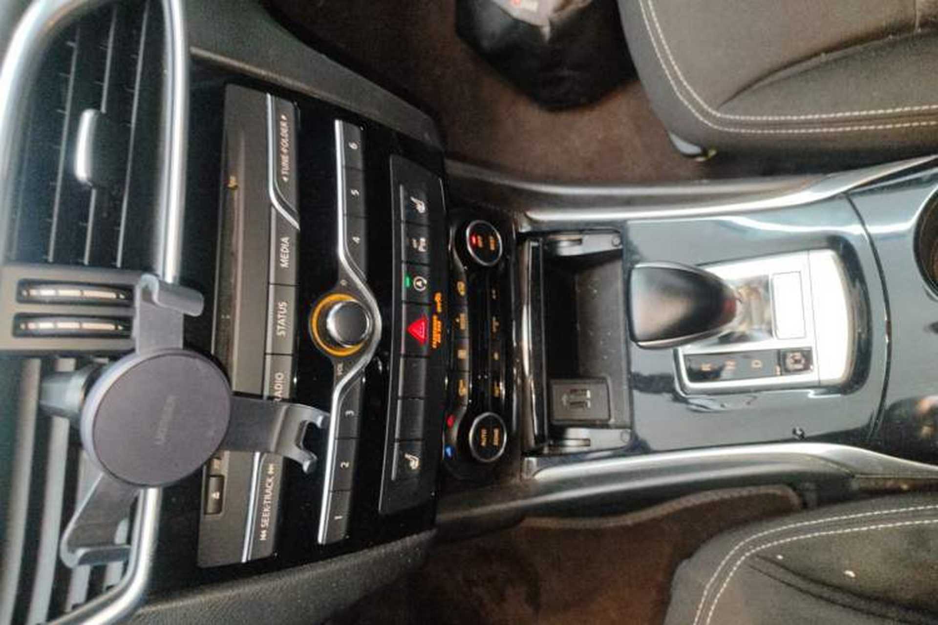 Used Infiniti QX30 2017 1.6T Two-Wheel-Drive Sport Edition Gear Lever