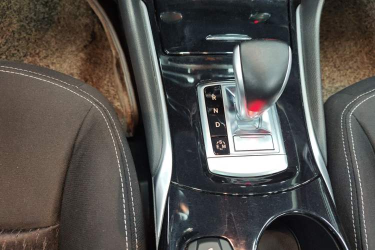 Used Infiniti QX30 2017 1.6T Two-Wheel-Drive Sport Edition Gear Lever