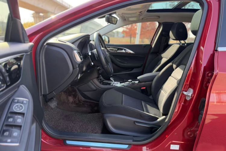 Used Infiniti QX30 2017 1.6T Two-Wheel-Drive Sport Edition Interior 1