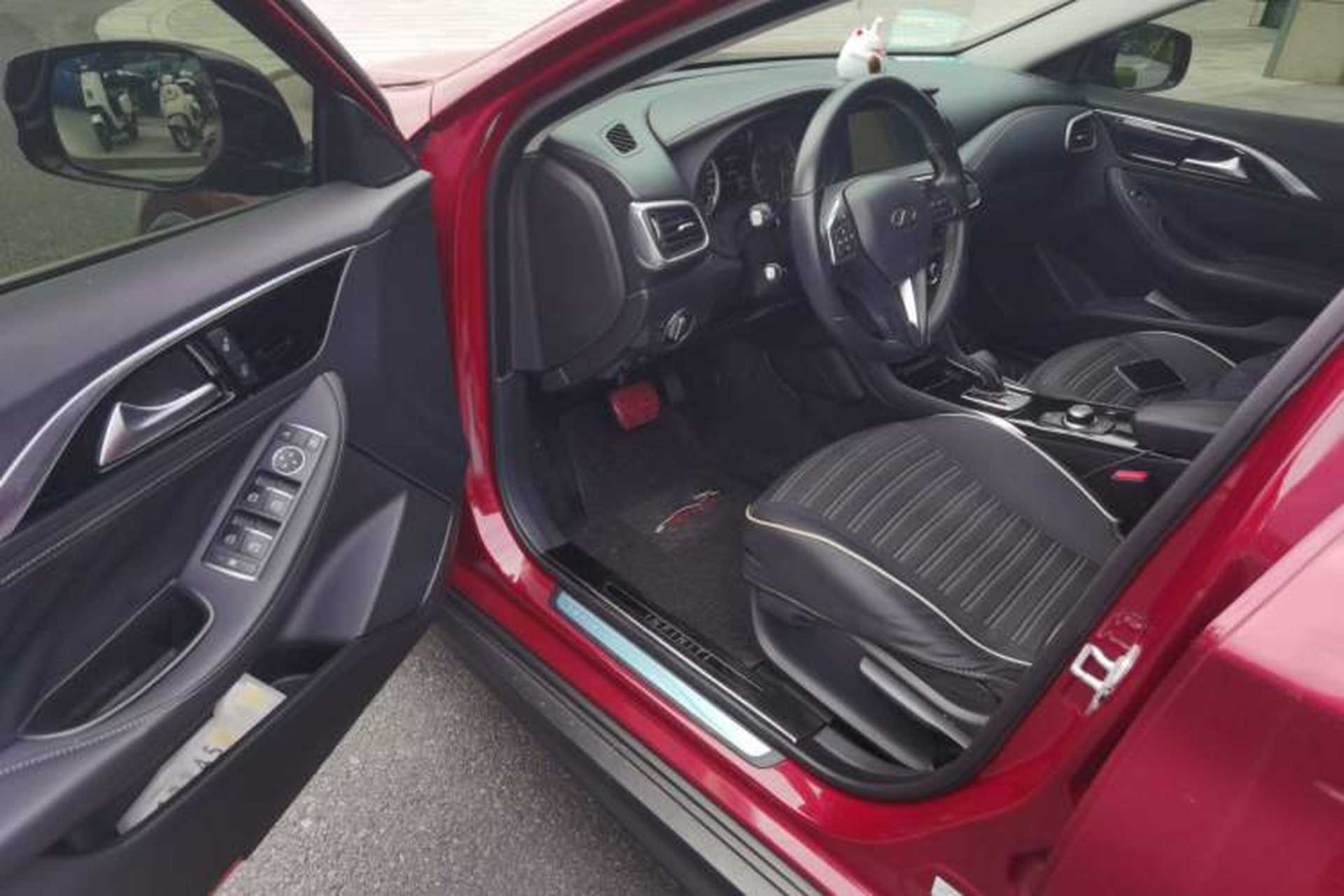 Used Infiniti QX30 2017 1.6T Two-Wheel-Drive Sport Edition Interior 3