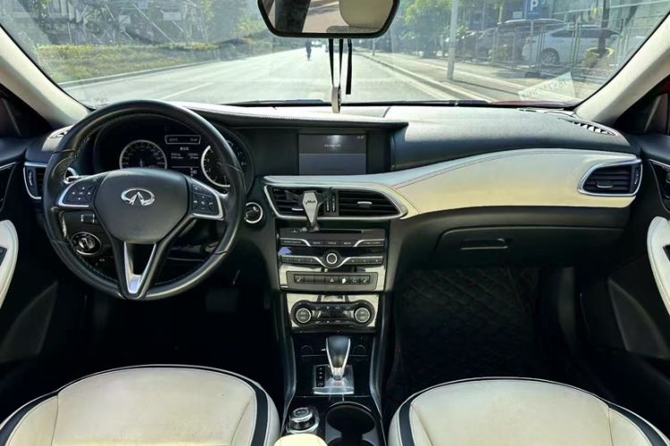 Used Infiniti QX30 2017 1.6T Two-Wheel-Drive Sport Edition Interior 4