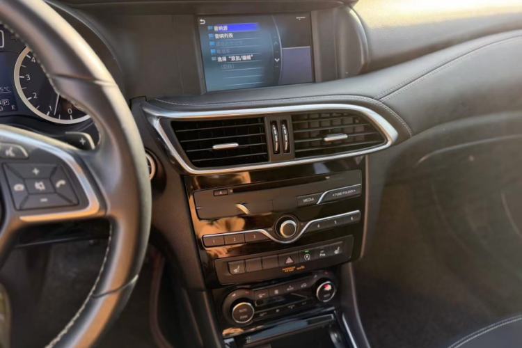 Used Infiniti QX30 2017 1.6T Two-Wheel-Drive Sport Edition Interior 7
