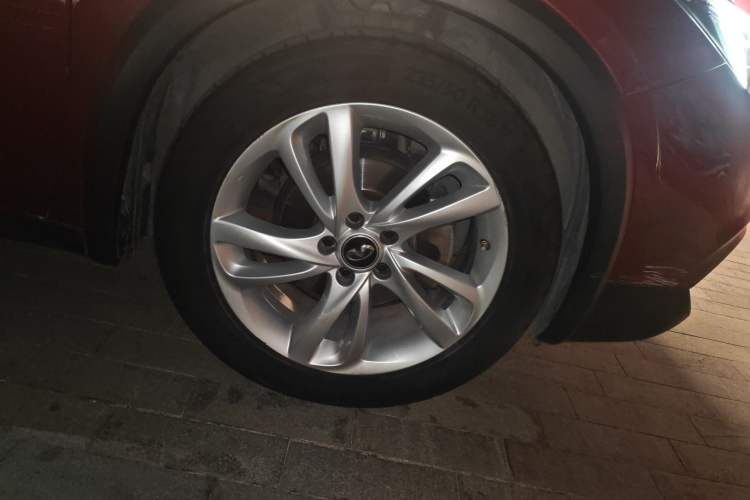 Used Infiniti QX30 2017 1.6T Two-Wheel-Drive Sport Edition Right Front Wheel Hub