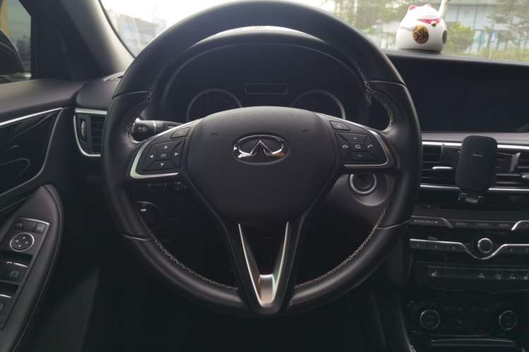 Used Infiniti QX30 2017 1.6T Two-Wheel-Drive Sport Edition Steering Wheel