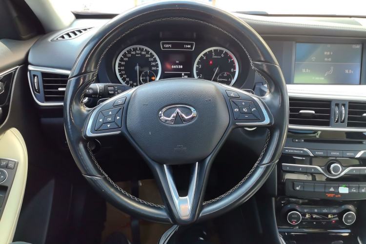 Used Infiniti QX30 2017 1.6T Two-Wheel-Drive Sport Edition Steering Wheel