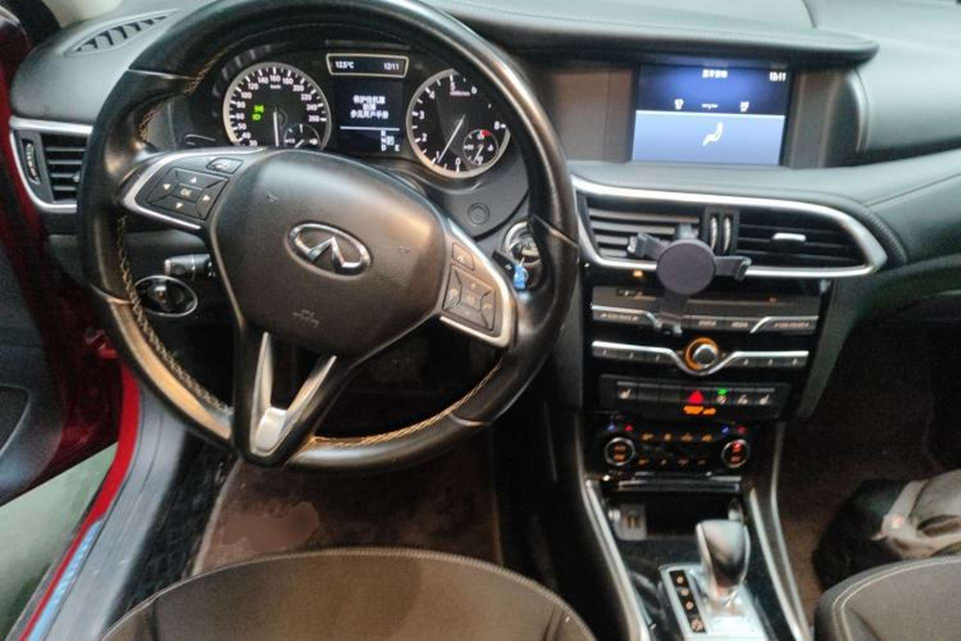 Used Infiniti QX30 2017 1.6T Two-Wheel-Drive Sport Edition Steering Wheel