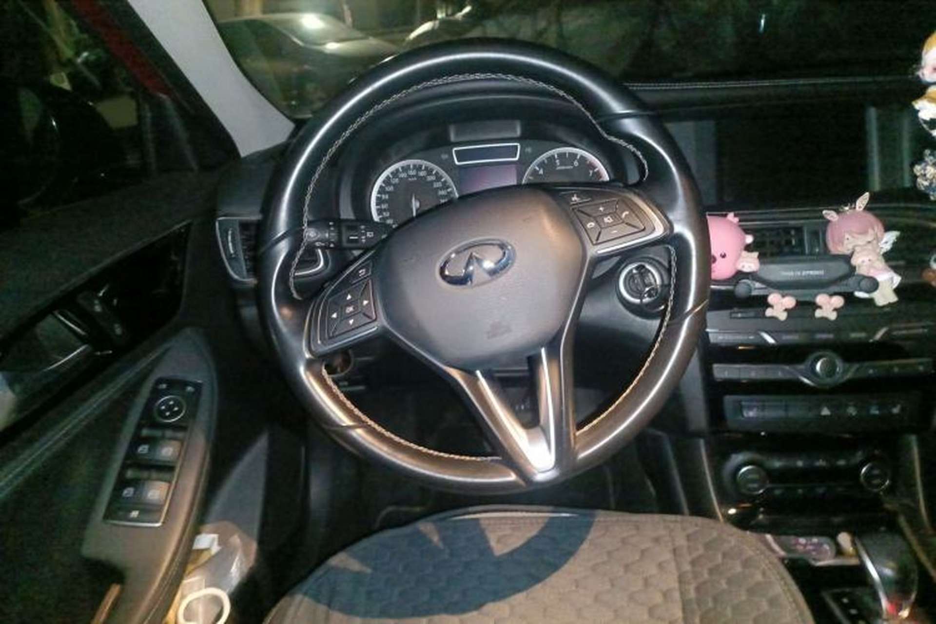 Used Infiniti QX30 2017 1.6T Two-Wheel-Drive Sport Edition Steering Wheel