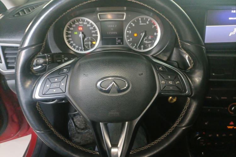 Used Infiniti QX30 2017 1.6T Two-Wheel-Drive Sport Edition Steering Wheel