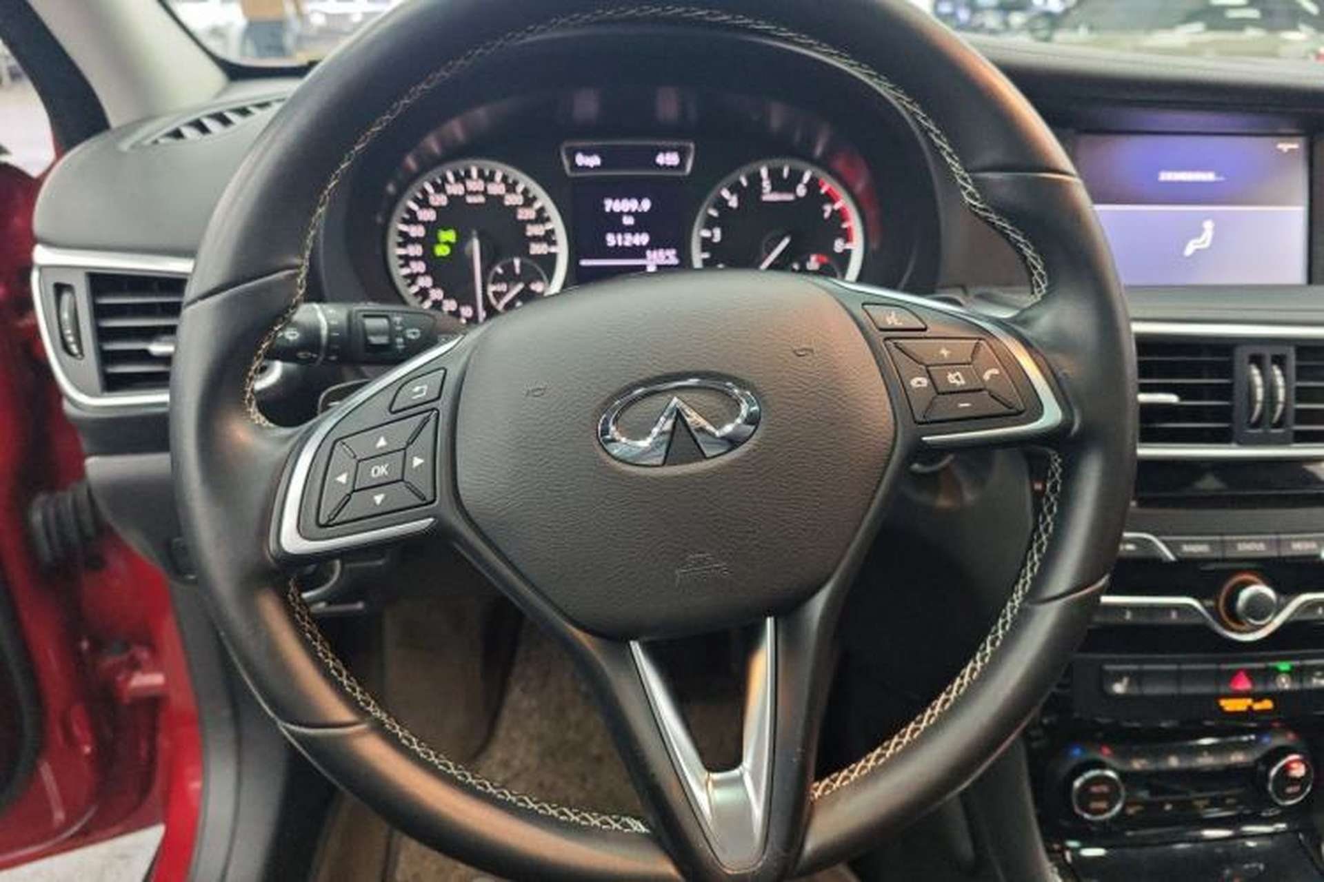 Used Infiniti QX30 2017 1.6T Two-Wheel-Drive Sport Edition Steering Wheel
