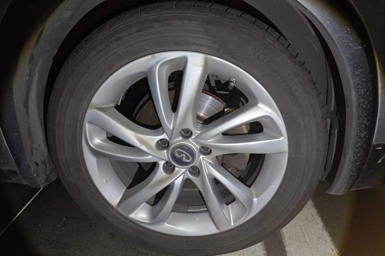 Used Infiniti QX30 2017 1.6T Two-Wheel-Drive Sport Edition Right Front Wheel Hub