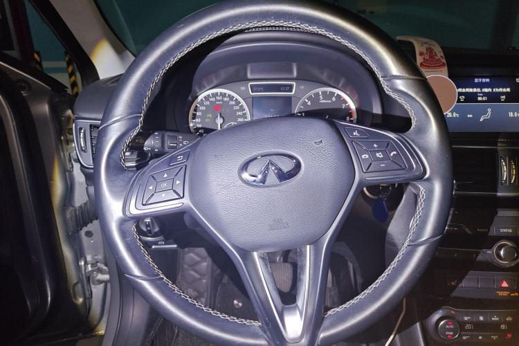Used Infiniti QX30 2017 1.6T Two-Wheel-Drive Sport Edition Steering Wheel