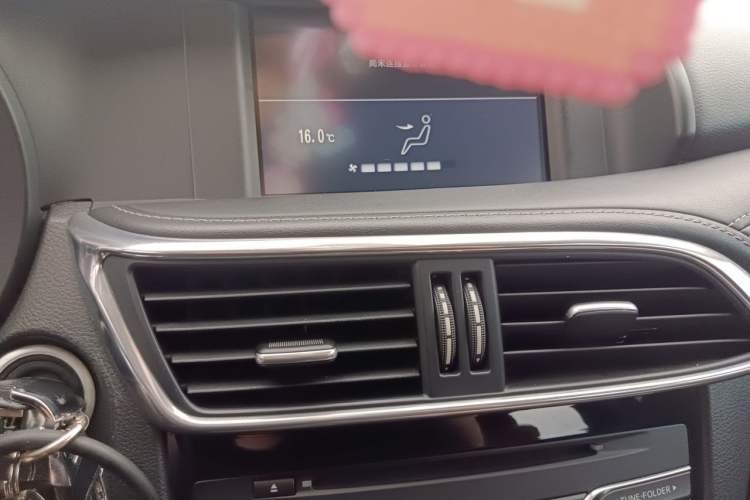 Used Infiniti QX30 2017 2.0T Four-Wheel Drive Fashion Edition Audio And AC Panel