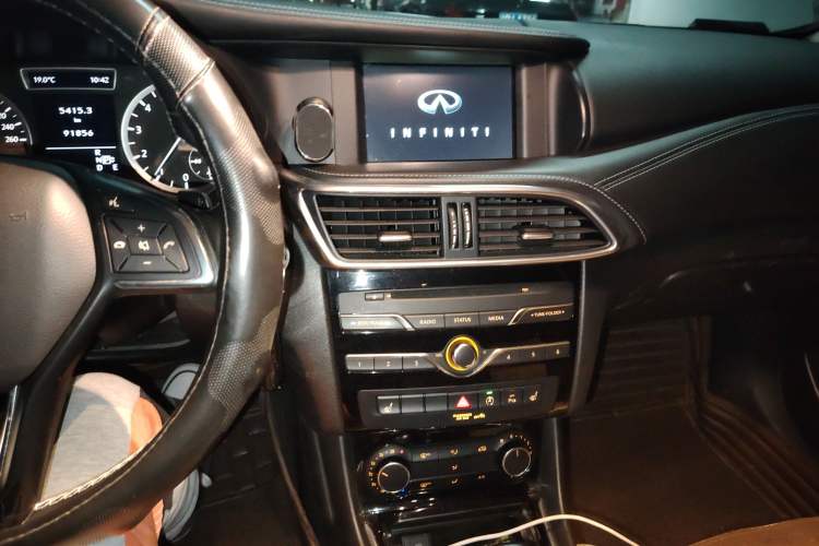 Used Infiniti QX30 2017 2.0T Four-Wheel Drive Fashion Edition Audio And AC Panel