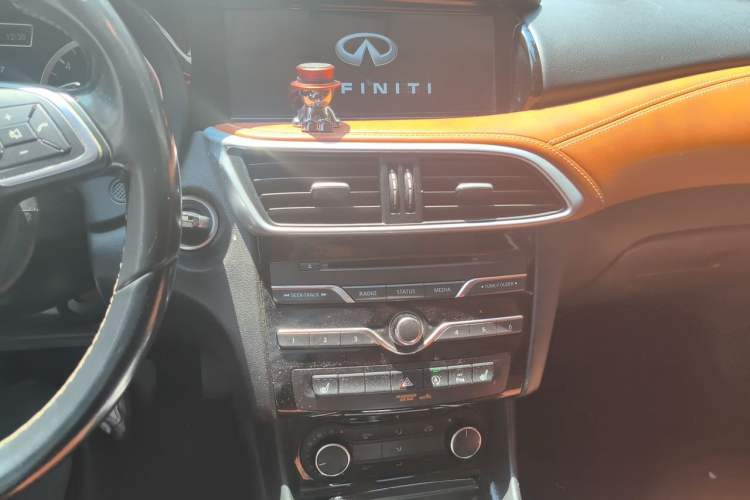 Used Infiniti QX30 2017 2.0T Four-Wheel Drive Sport Edition Audio And AC Panel