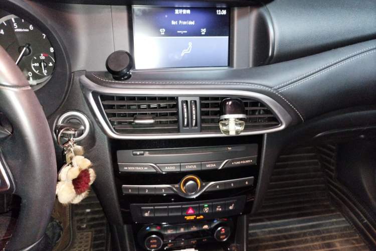 Used Infiniti QX30 2017 1.6T Two-Wheel-Drive Sport Edition Audio And AC Panel